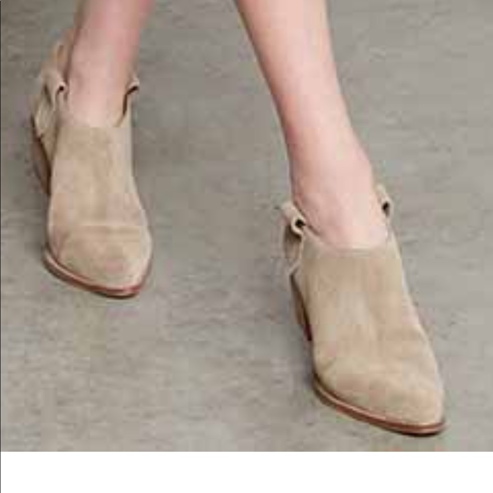ISO.  Looking for these booties does anyone know who makes them